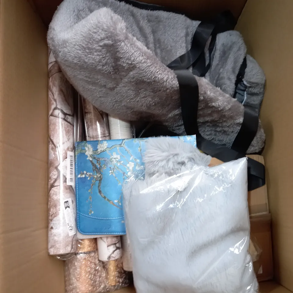 BOX OF APPROXIMATELY 15 ASSORTED ITEMS TO INCLUDE PUPPY TRAINING PADS, DÉCOR, SMALL WHITE RUG ETC
