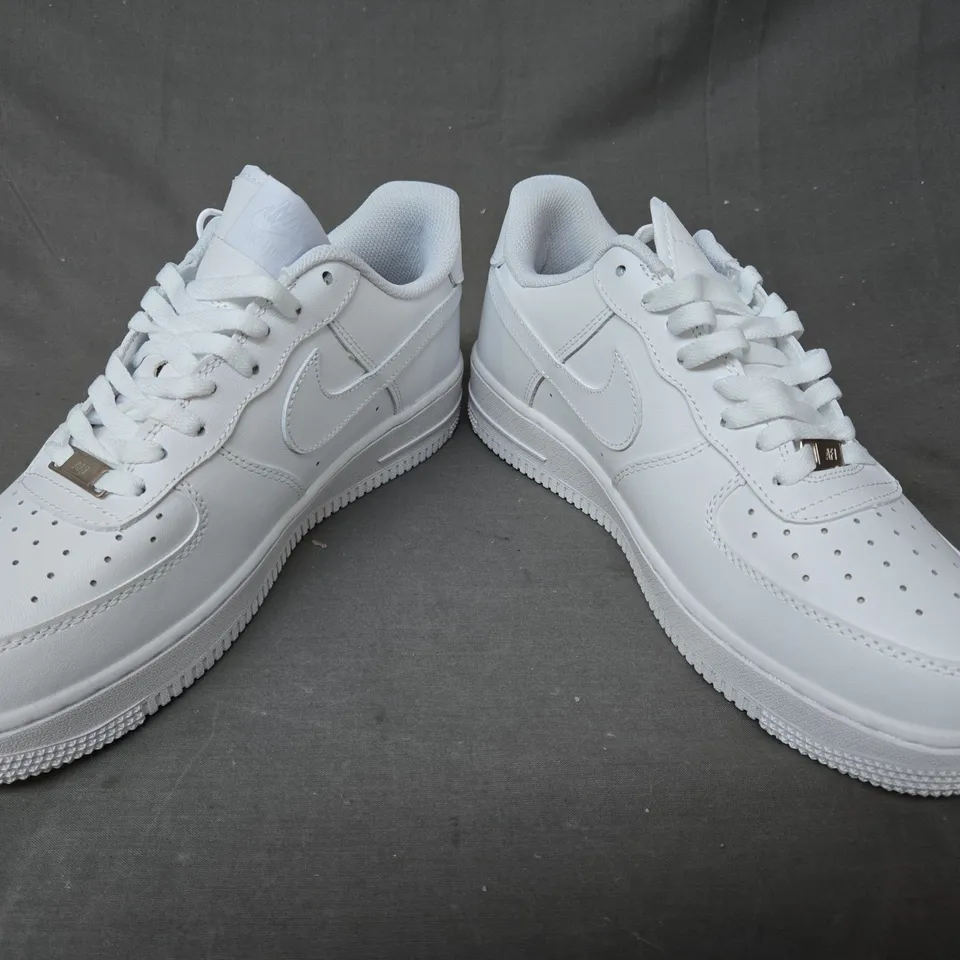 PAIR OF NIKE AIR FORCE 1 SHOES IN WHITE UK SIZE 8.5