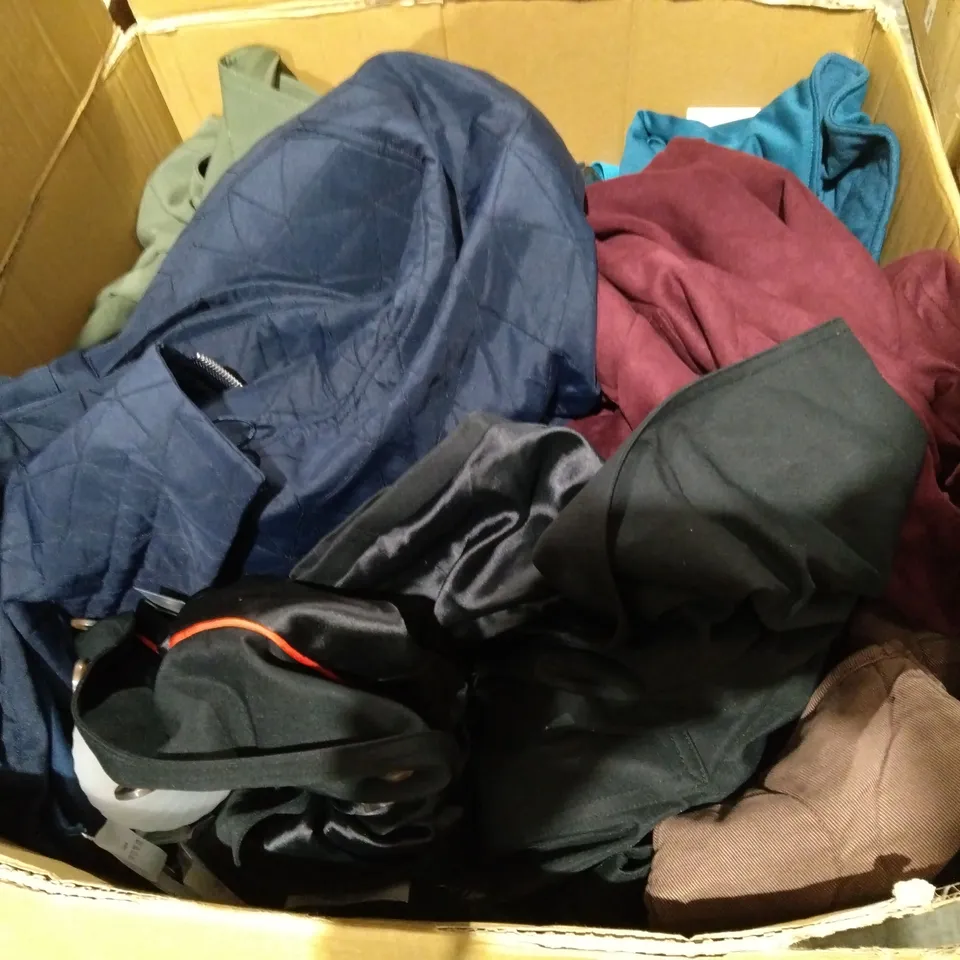 LARGE QUANTITY OF ASSORTED CLOTHING AND ACCESSORIES