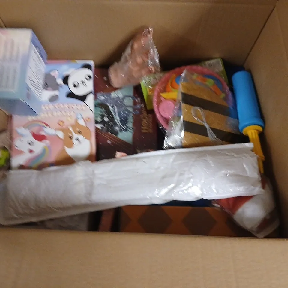 LOT OF APPROXIMATELY 30 ASSORTED TOYS, CRAFT AND GAME ITEMS TO INCLUDE JIGSAW, HAND SPEED GAME AND PLAYGRO BENDY BALL