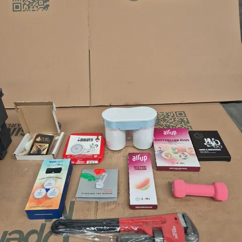 TOTE OF APPROXIMATELY 10 ASSORTED ITEMS INCLUDING BIALETTI GASKET AND FILTER, NORTHERN SOUL SCENTS WAX MELTS AND RICHARTZ KEY ORGANISED