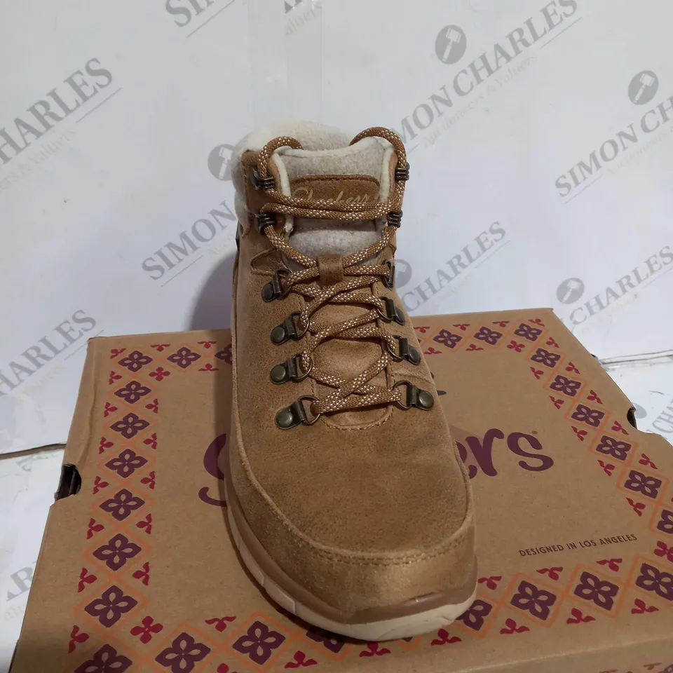 BOXED SKECHERS SYNERGY WARM TECH BOOTS, CHESTNUT - SIZE 5