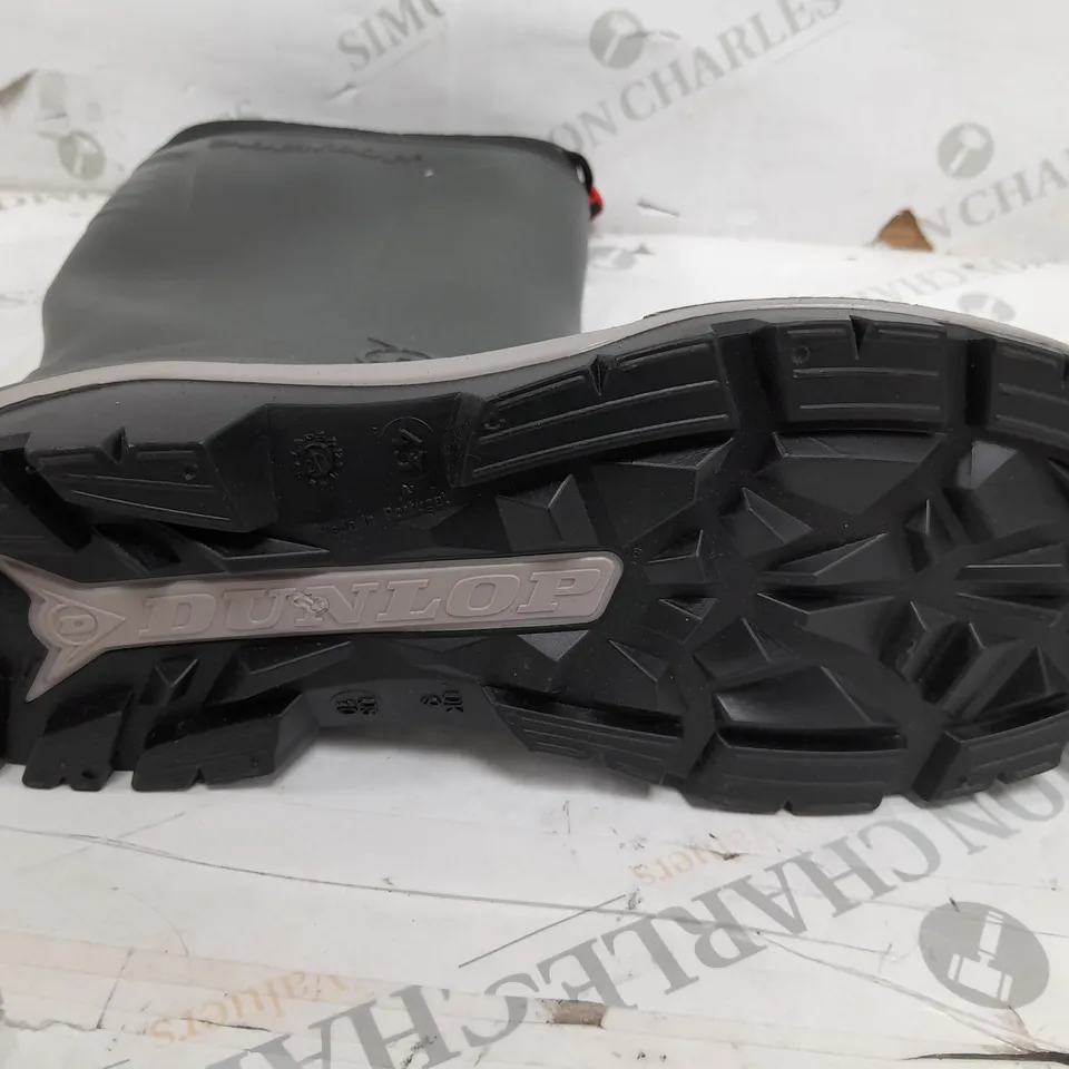 PAIR OF DUNLOP WELLIES IN DARK GREEN - UK 9