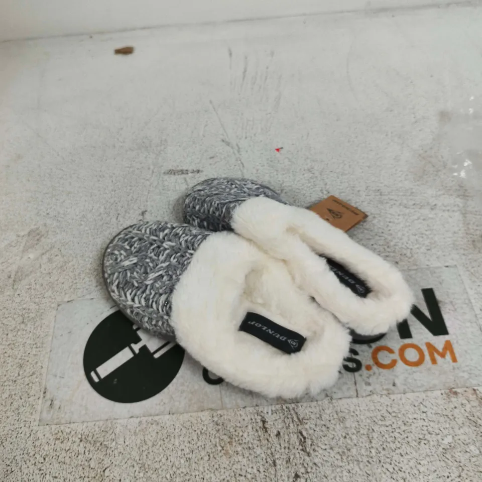 DUNLOP SLIPPERS, GREY KNIT WITH WHITE FAUX FUR LINING – WOMEN'S INDOOR SLIPPERS UK 4