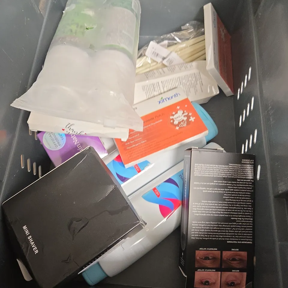 APPROXIMATEY 20 ASSORTED HEALTH AND BEAUTY PRODUCTS TO INCLUDE - GRUUM AFTER SUN FACE OIL BAR - FENJAL ANTIPERSPIRANT - NOUGHTY SHAMPOO - ETC