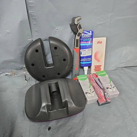 APPROXIMATELY 15 ASSORTED HOUSEHOLD ITEMS TO INCLUDE AIRUPS PODS, MAGIC MOULD, RUG GRIPPERS, ETC