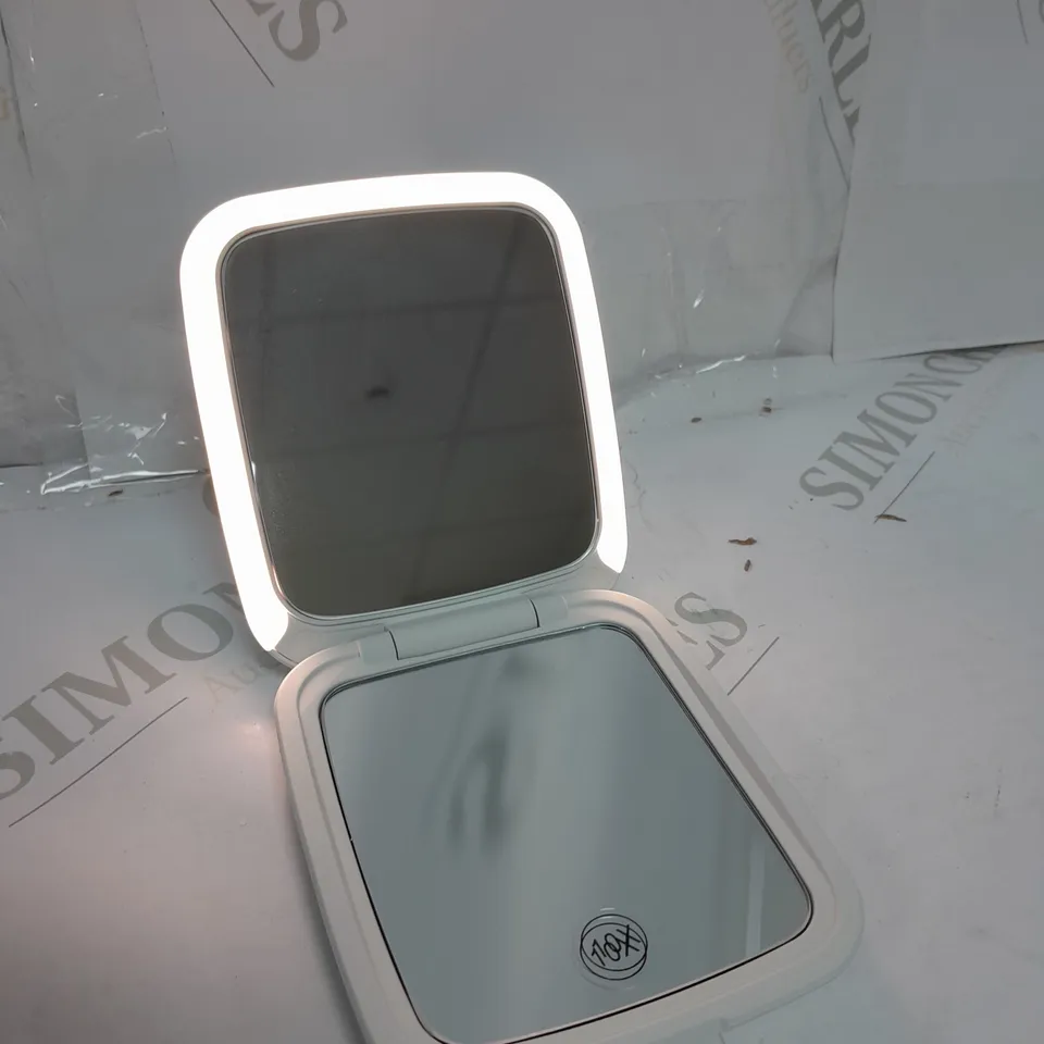 BOXED TILI DUAL MAGNIFICATION LED COMPACT MIRROR WHITE