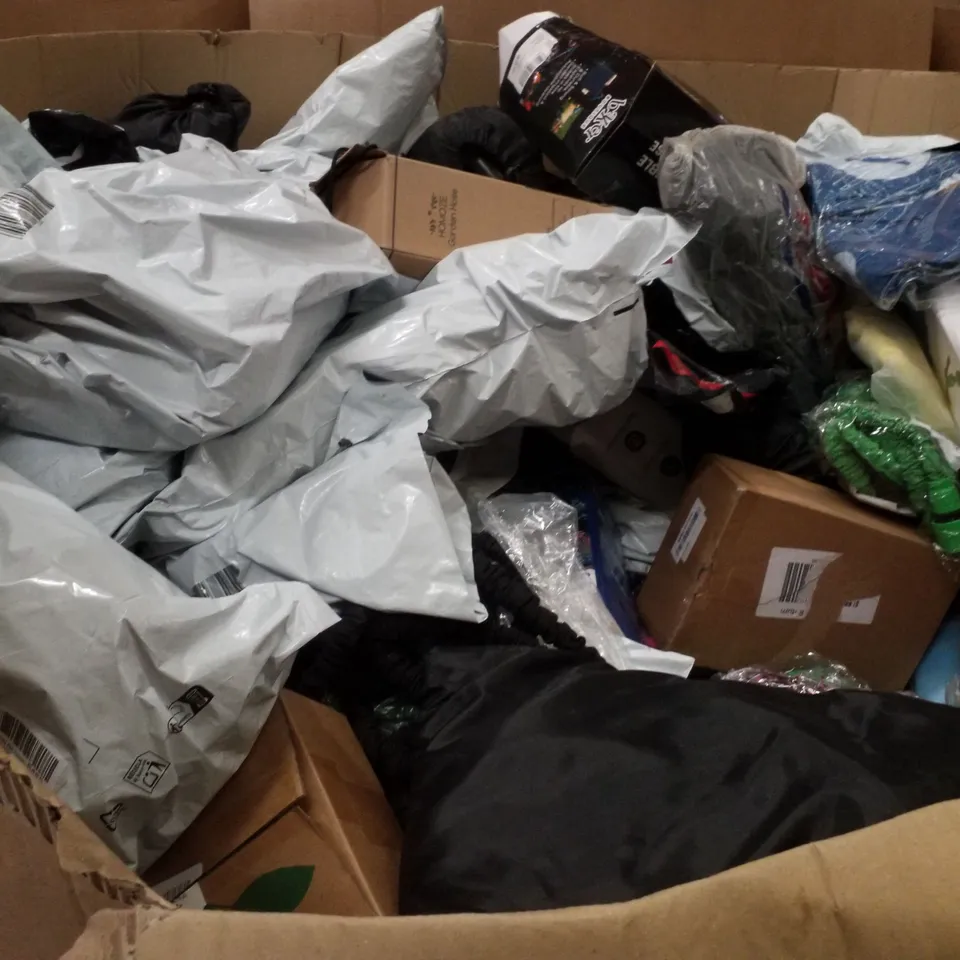 PALLET CONTAINING ASSORTED GARDEN HOSES & INFLATABLES