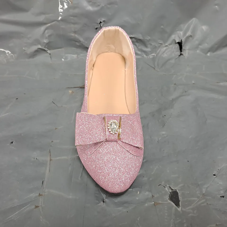 BOXED PAIR OF UNBRANDED SLIP-ON SHOES IN PINK GLITTER W. BOW AND JEWEL DETAIL SIZE EU 39