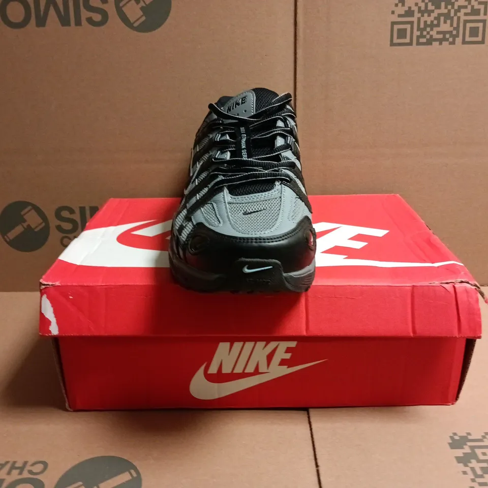 BOXED PAIR OF NIKE P-6000 TRAINERS IN BLACK/GREY SIZE UK 10