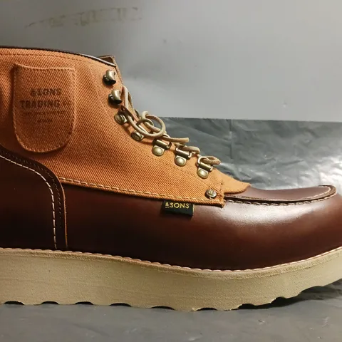 BOXED PAIR OF SONS TRADING VALLEY BOOTS IN TAN/CHESTNUT UK SIZE 10