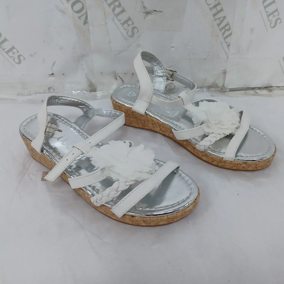 APPROXIMATELY 15 PAIRS OF BAGGED LILLEY SLIGHT RAISE SILVER/WHITE FLORAL SANDAL IN VARIOUS SIZES 