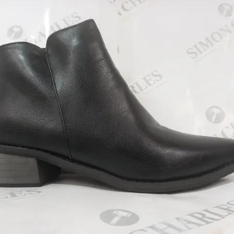BOXED PAIR OF DESIGNER POINTED TOE SIDE-ZIP SHOES IN BLACK EU SIZE 41