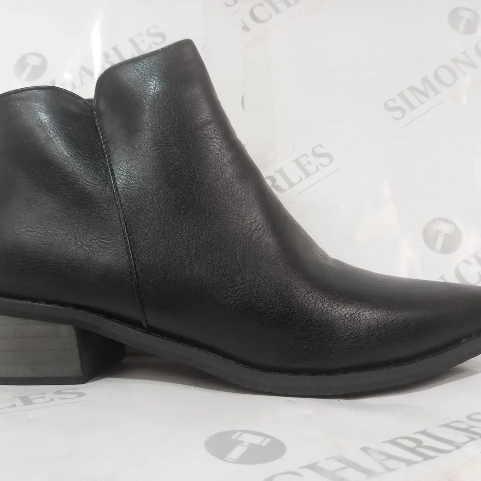 BOXED PAIR OF DESIGNER POINTED TOE SIDE-ZIP SHOES IN BLACK EU SIZE 41