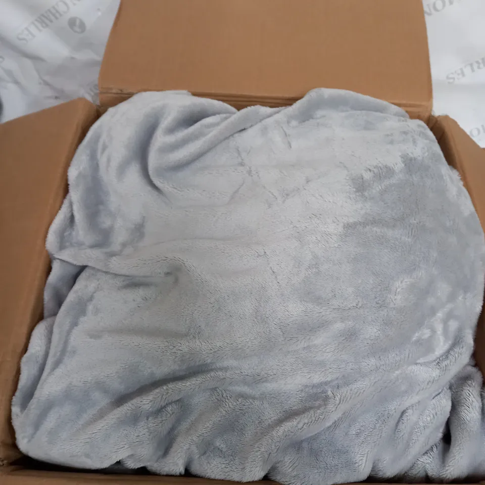 COZEE HOME CRUSHED VELVET AND VELVETSOFT 4 PIECE DUVET SET IN GREY - KING SIZE