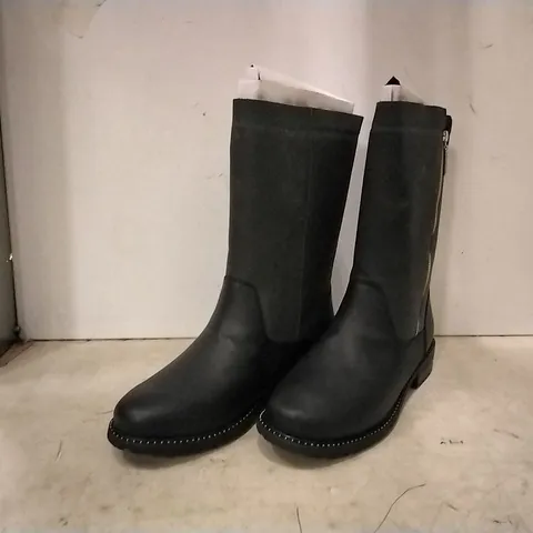 BOXED EMU AUSTRALIA YANCOL BOOTS IN BLACK , 2 PAIRS UK 8 , 1 PAIR UK 6 AND 2 PAIR UK 9