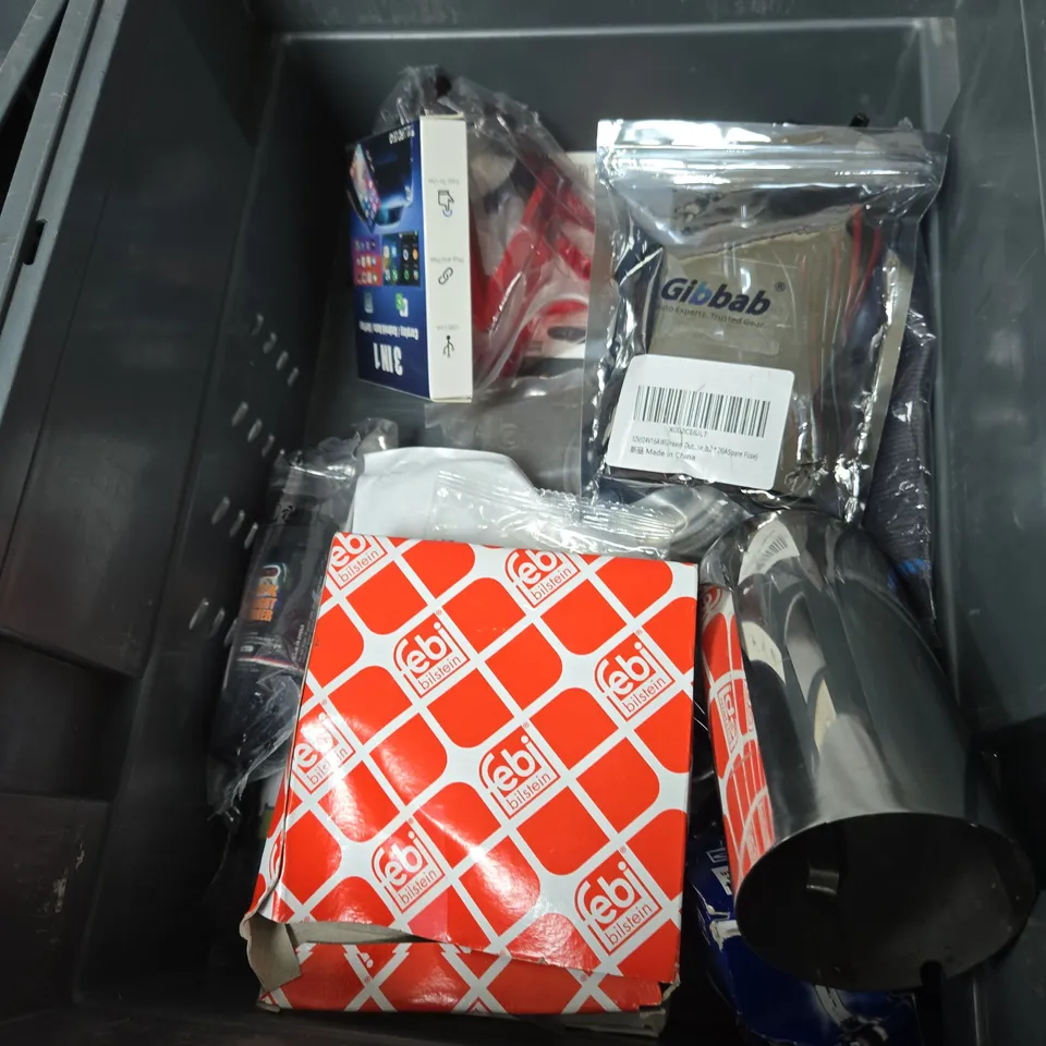 APPROXIMATELY 12 ASSORTED AUTOMOTIVE ITEMS INCLUDING 3 IN 1 CAR PLAY , TRP BULB AND 3PC SOCKET DRIVER SET