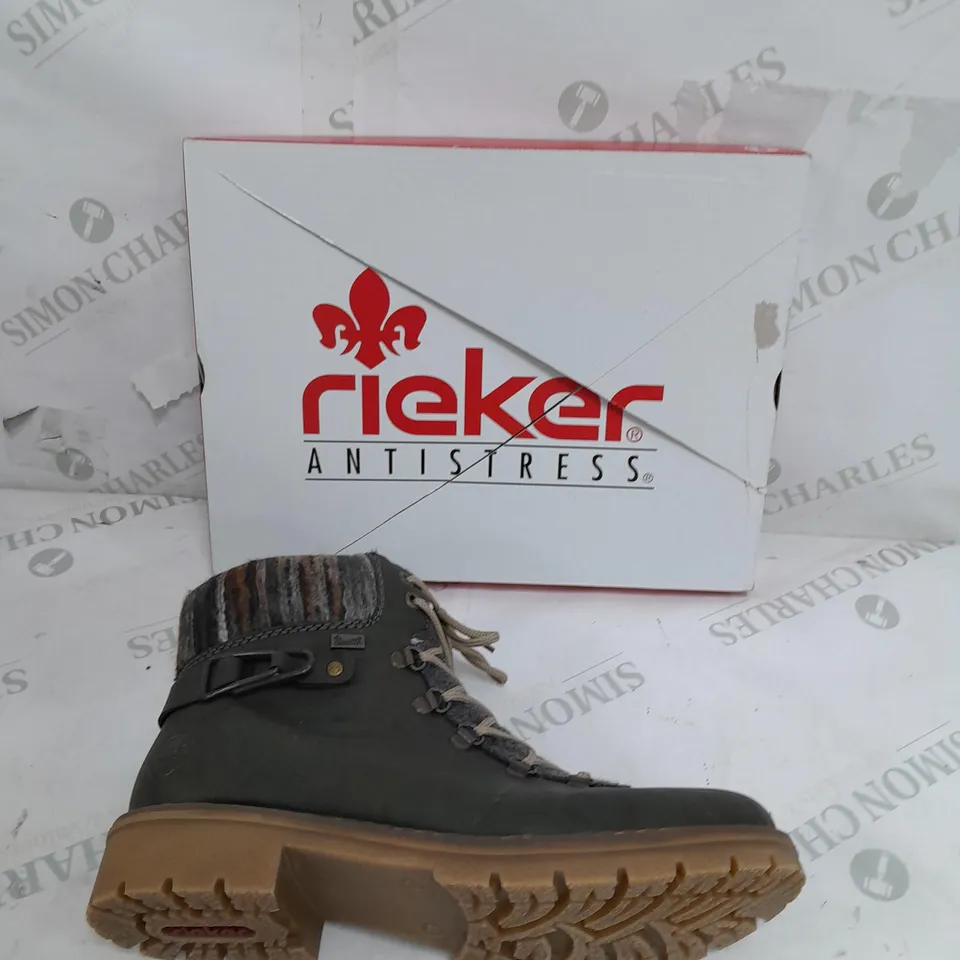 BOXED PAIR OF RIEKER CUFF DETAIL WATER RESISTANT BOOTS IN GREEN SIZE 6.5 