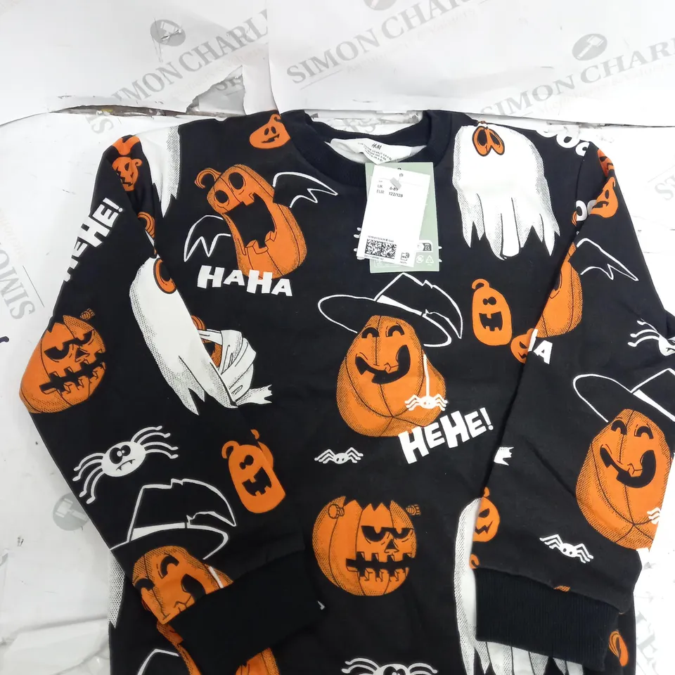 LOT OF CHILDRENS CLOTHES APPROXIMATELY 30 TO INCLUDE COATS, SHIRTS, T-SHIRTS, SHOULDER BAG ETC