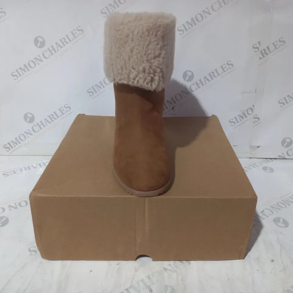 BOXED PAIR OF V BY VERY WEDGE HEEL BOOTS IN TAN SIZE 6