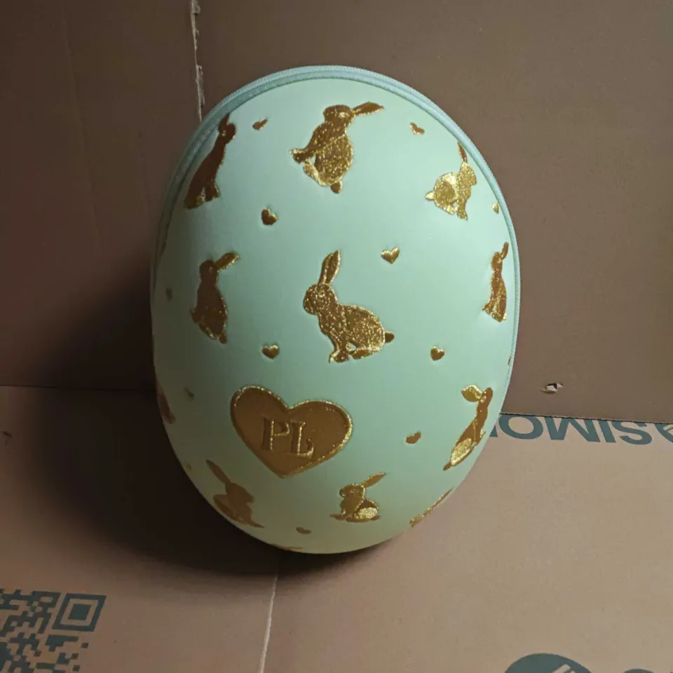 P LOUISE YOU'RE EGGSTRA SPECIAL MAKE-UP GIFT SET – EGG-SHAPED MINT CASE (LASHES & ACCESSORIES)