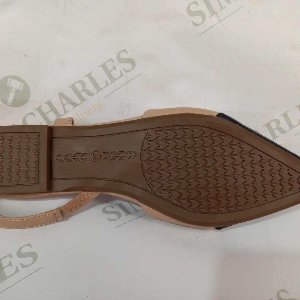 PAIR OF DESIGNER POINTED TOE FLAT SHOES IN NUDE/BLACK EU SIZE 38