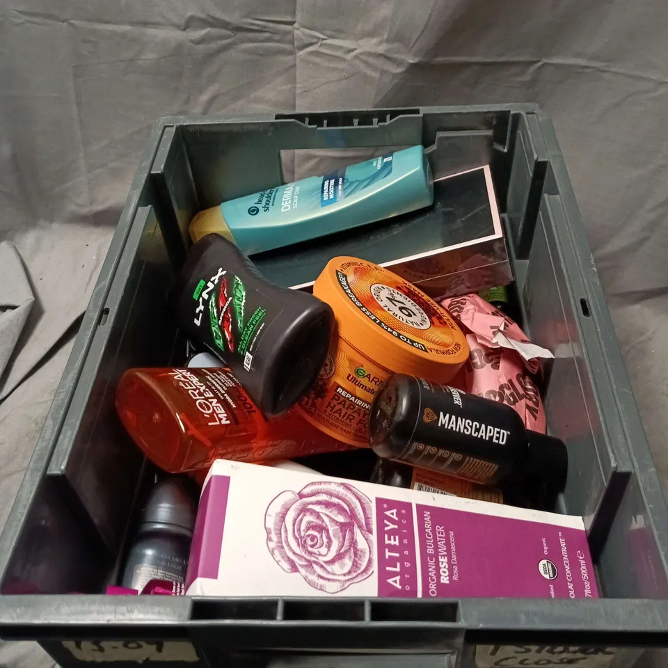 APPROXIMATELY 18 ASSORTED COSMETIC ITEMS TO INCLUDE DIGNIFE GIFT SET, HEAD AND SHOULDERS, MANSCAPED CROP PRESERVER, LYNX, GARNIER PAPAYA HAIR FOOD ETC 
