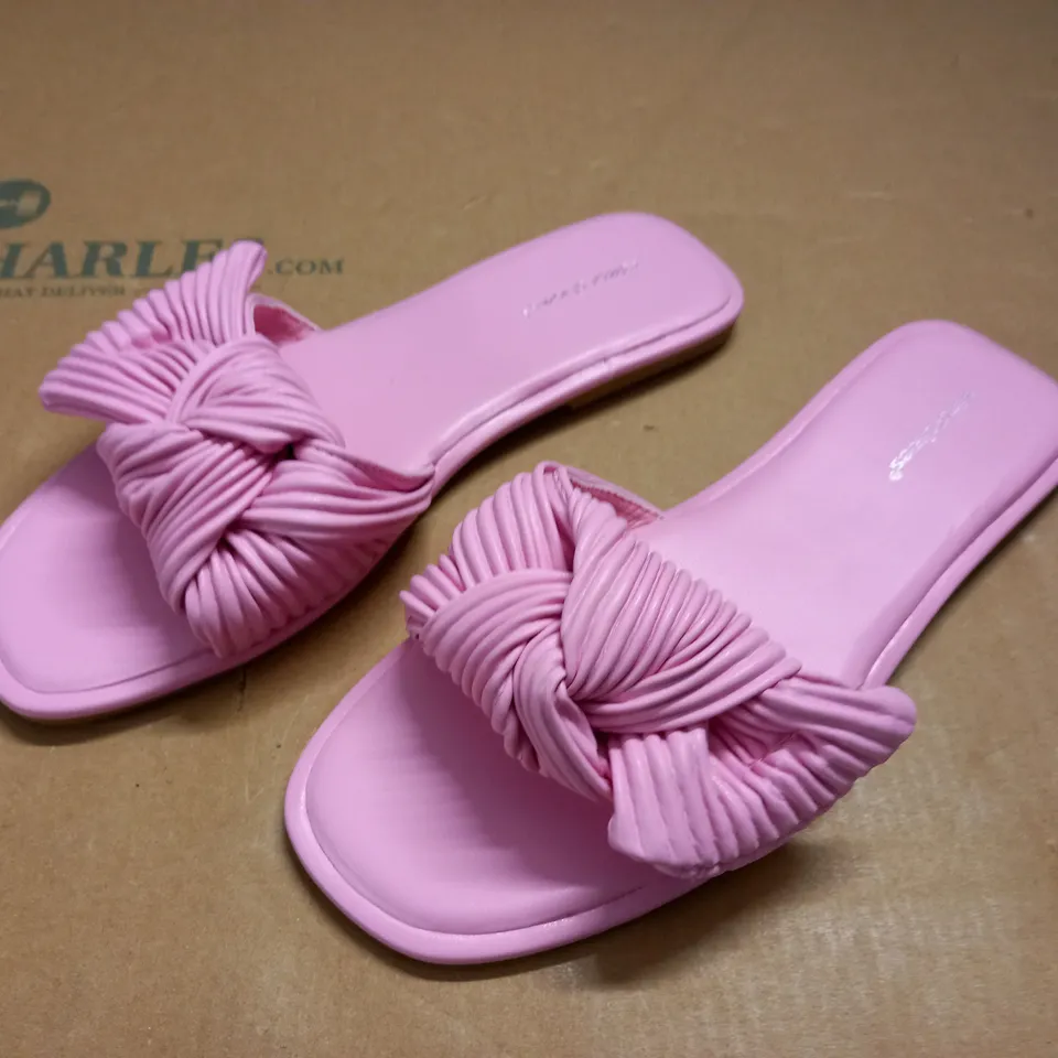 IDEAL SHOES PINK SLIDERS - 39