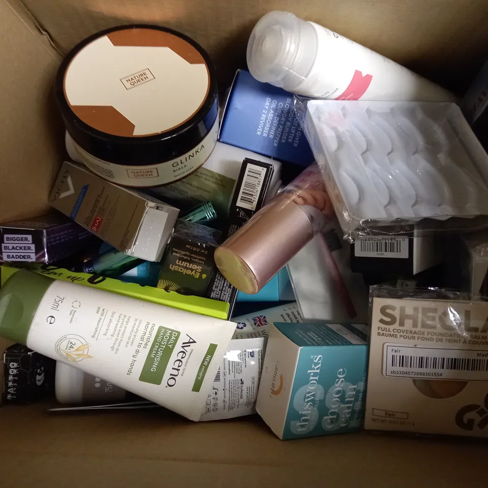 APPROXIMATELY 20 ASSORTED HEALTH AND BEAUTY PRODUCTS TO INCLUDE CLEAR PAULA'S CHOICE PORE NORMALISING CLEANSER, NEUTROGENA BODY GEL CREAM, WOW COLOUR SECURITY SHAMPOO 