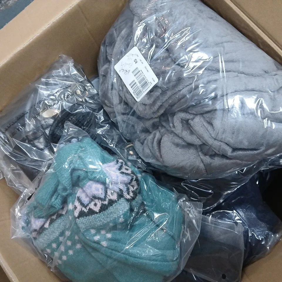 APPROXIMATELY 15 ASSORTED CLOTHING ITEMS IN VARIOUS SIZES, STYLES & COLOURS TO INCLUDE LEATHER PURSE, FLEECE, JUMPER, ETC