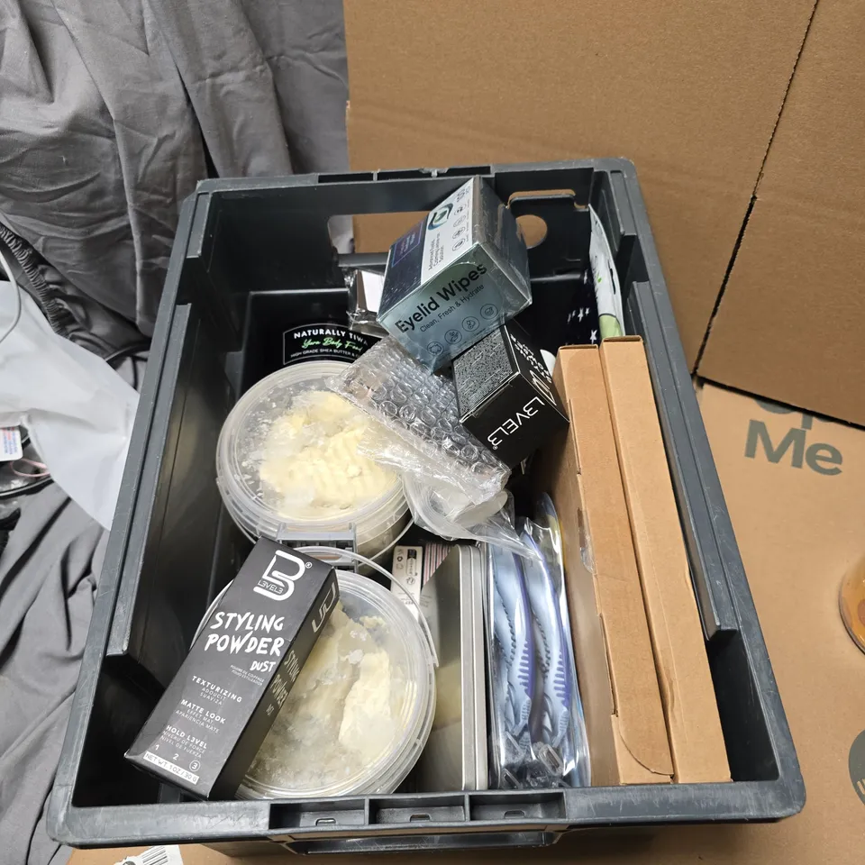 APPROXIMATELY 18 ASSORTED COSMETIC ITEMS TO INCLUDE NEALS YARD REMEDIES TONER, MITCHUM DEODORANT, LEVEL 3 STYLING POWDER DUST, MYLEE SOFT HONEY WAX ETC