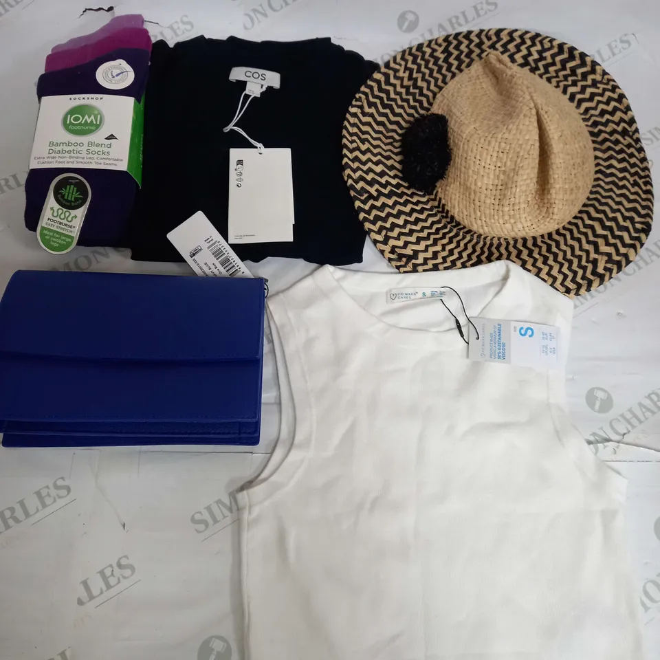 BOX OF APPROXIMATELY 25 ASSORTED CLOTHING ITEMS TO INCUDE - HAT , BAG , T-SHIRT ETC