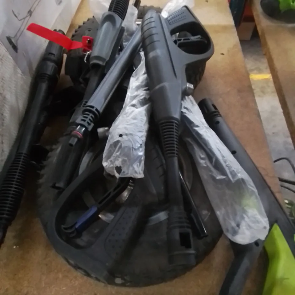 LOT CONTAINING ASSORTED PRESSURE WASHER ACCESSORIES 