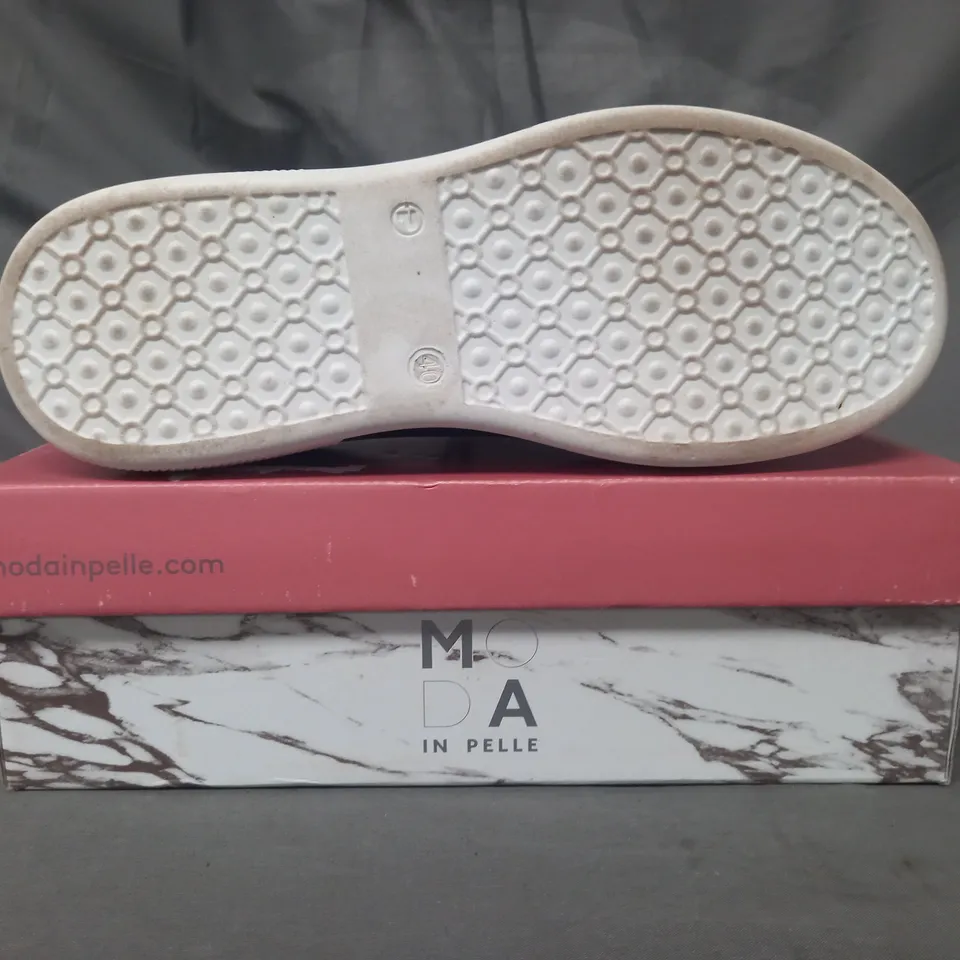 BOXED PAIR OF MODA IN PELLE BRIDGETTE TRAINERS IN BLACK SIZE 7