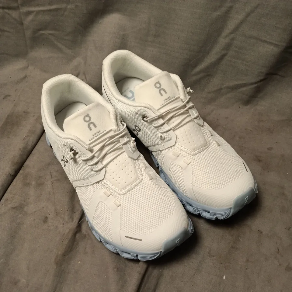 ON RUNNING WHITE SNEAKERS – UNISEX SIZE 6