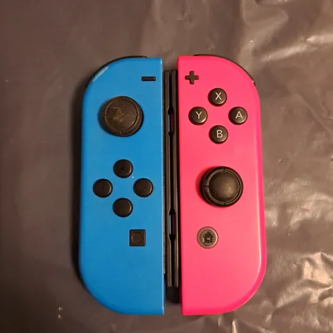 NINTENDO SWITCH GAMING CONSOLE REMOTES 