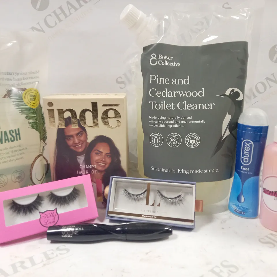LOT TO CONTAIN APPROXIMATELY 20 ASSORTED WOMEN'S BEAUTY PRODUCTS, INCLUDES EYELASHES, MAKEUP, EYELINER 