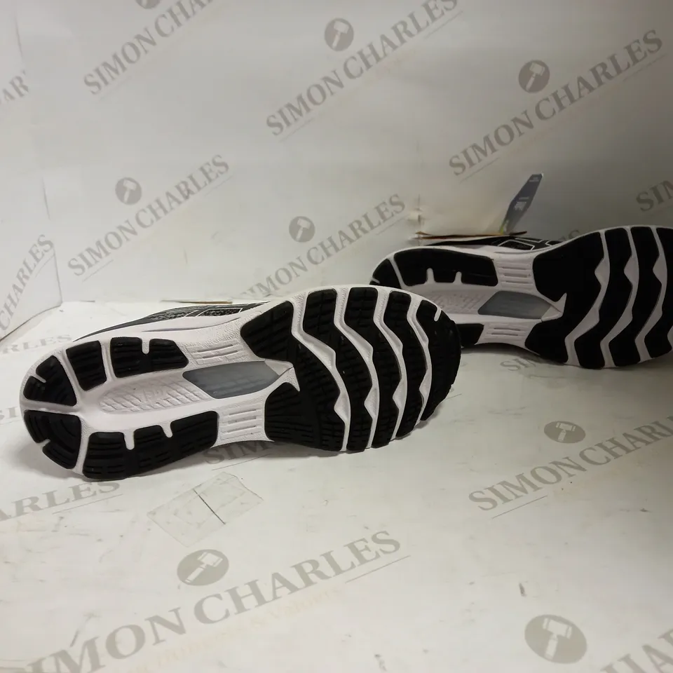 OASICS GEL-KAYANO 28 WOMEN BLACK/WHITE UK 7 1/2 