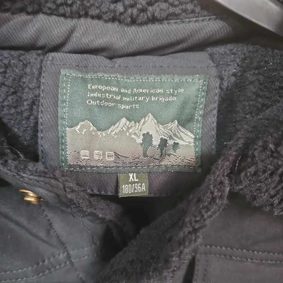 MEN'S NAVY OUTDOOR JACKET WITH FAUX SHEARLING COLLAR – XL (UK)