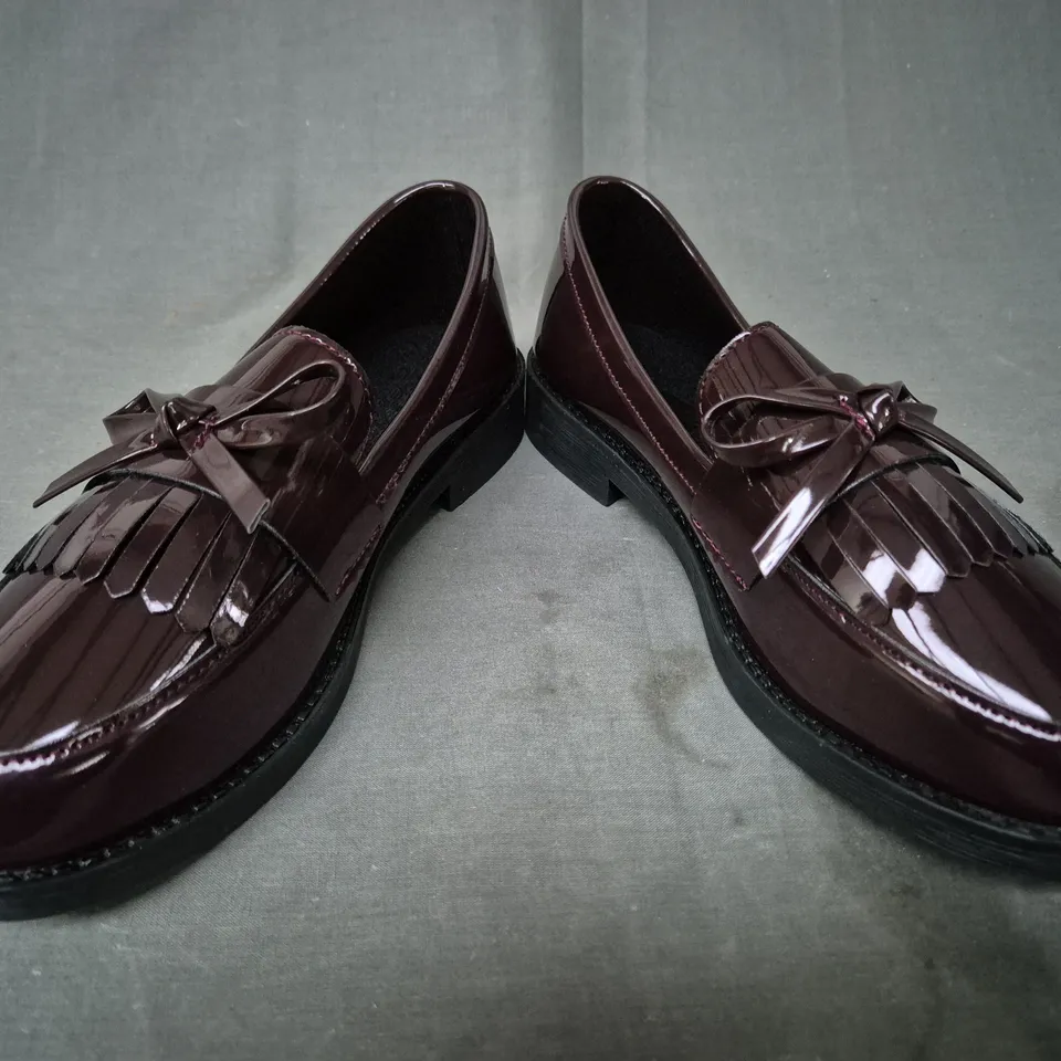 BOXED PAIR OF UNBRANDED LOAFERS IN DARK GLOSSY BURGUNDY EU SIZE 39