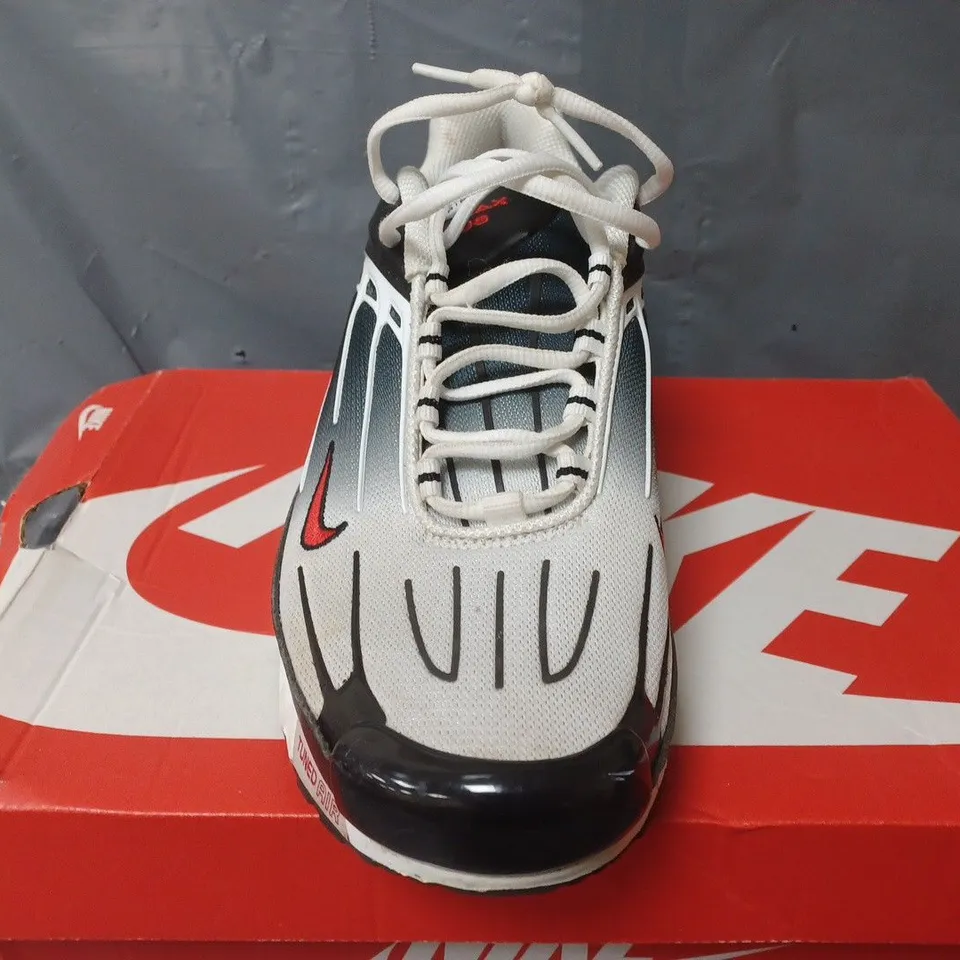 BOXED PAIR OF NIKE AIR MAX PLUS III TRAINERS IN BLACK/WHITE - UK 9