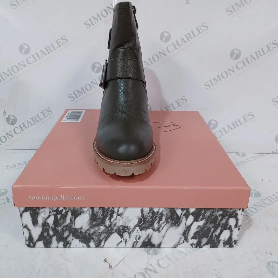 BOXED MODA IN PELLE CORNELIA BIKER BOOTS, KHAKI, UK 7