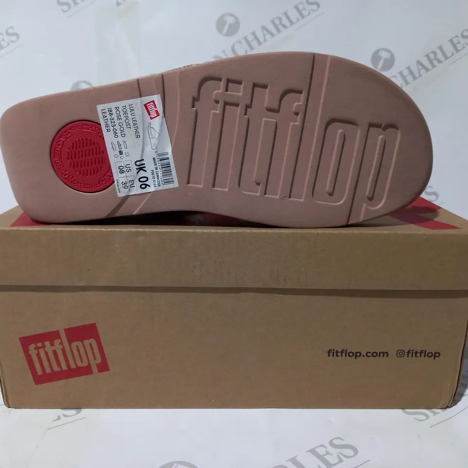 BOXED PAIR OF FITFLOP LULU LEATHER TOEPOST SANDALS IN ROSE GOLD COLOUR UK SIZE 6