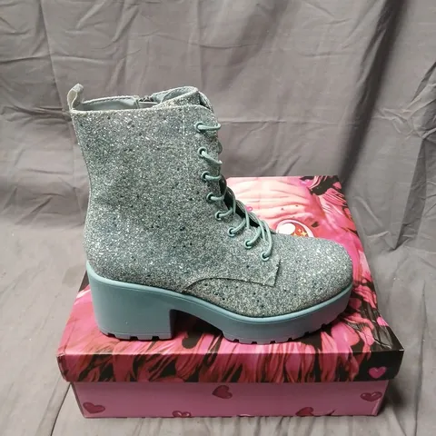 BOXED KOI WIZARDS SPELL PLATFORM GLITTER BOOTS IN AQUA - UK 6