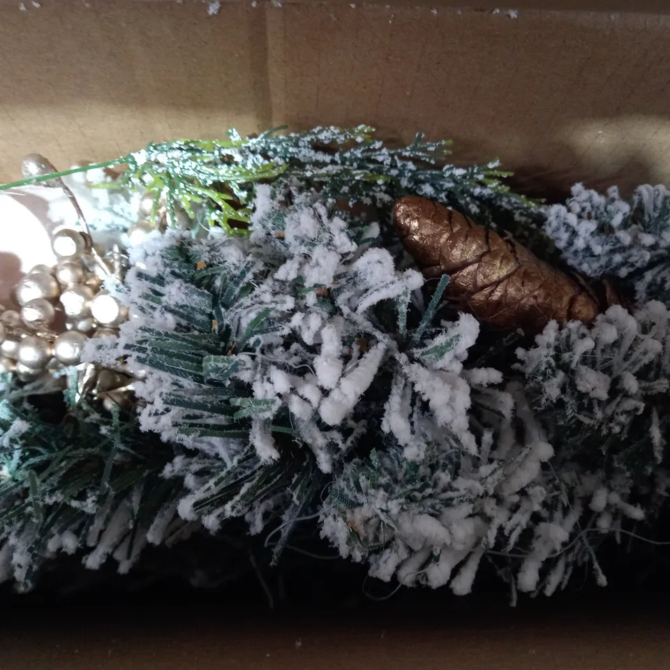 FROSTED ROSE PRE-LIT TEARDROP CHRISTMAS WREATH RRP £25