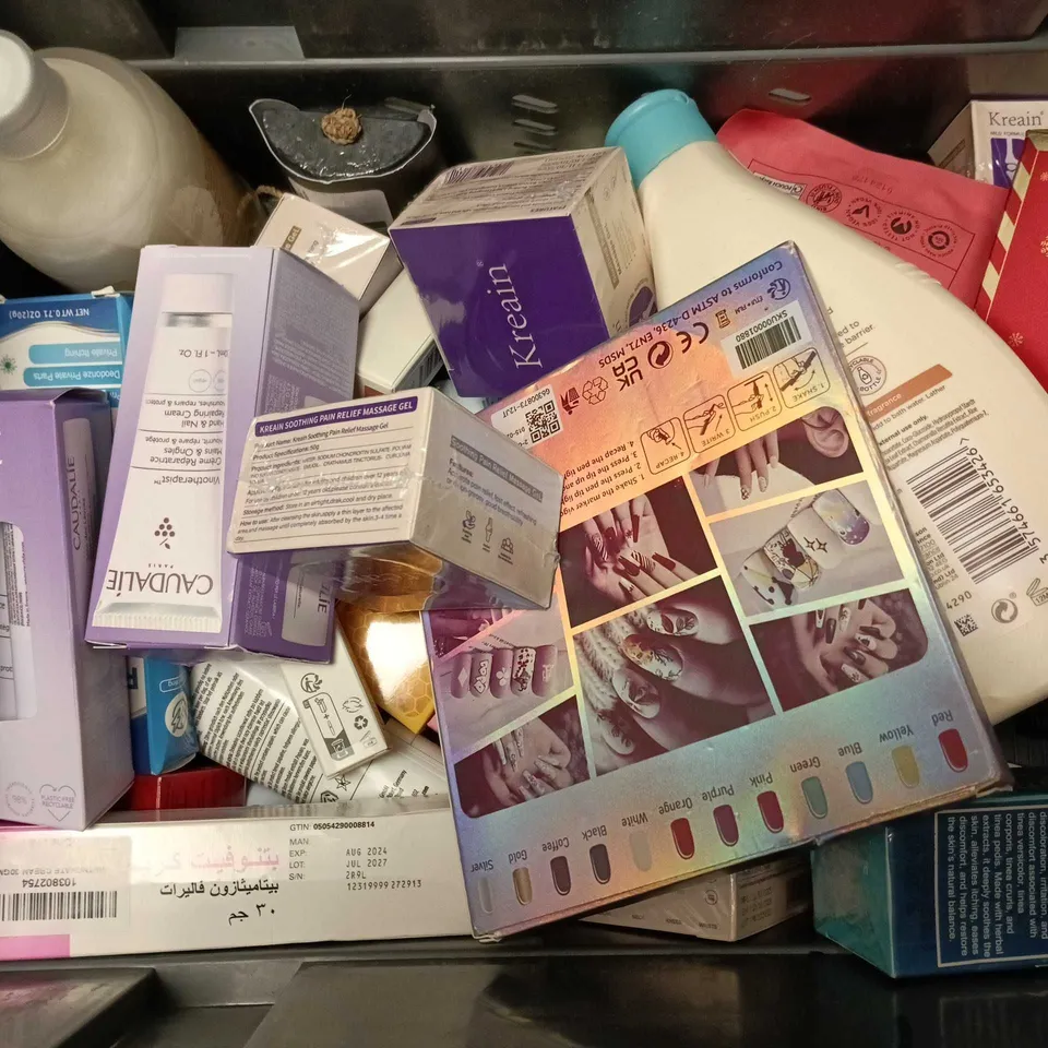 APPROXIMATELY 15 ASSORTED HEALTH & BEAUTY PRODUCTS TO INCLUDE TINEA TREATMENT CREAM, CAUDALIE DUO, HONEYBALM, ETC