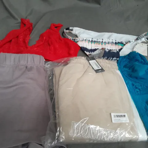 APPROXIMATELY 25 ASSORTED CLOTHING ITEMS IN VARIOUS SIZES TO INCLUDE - BRA , SHORTS , PANTS ETC