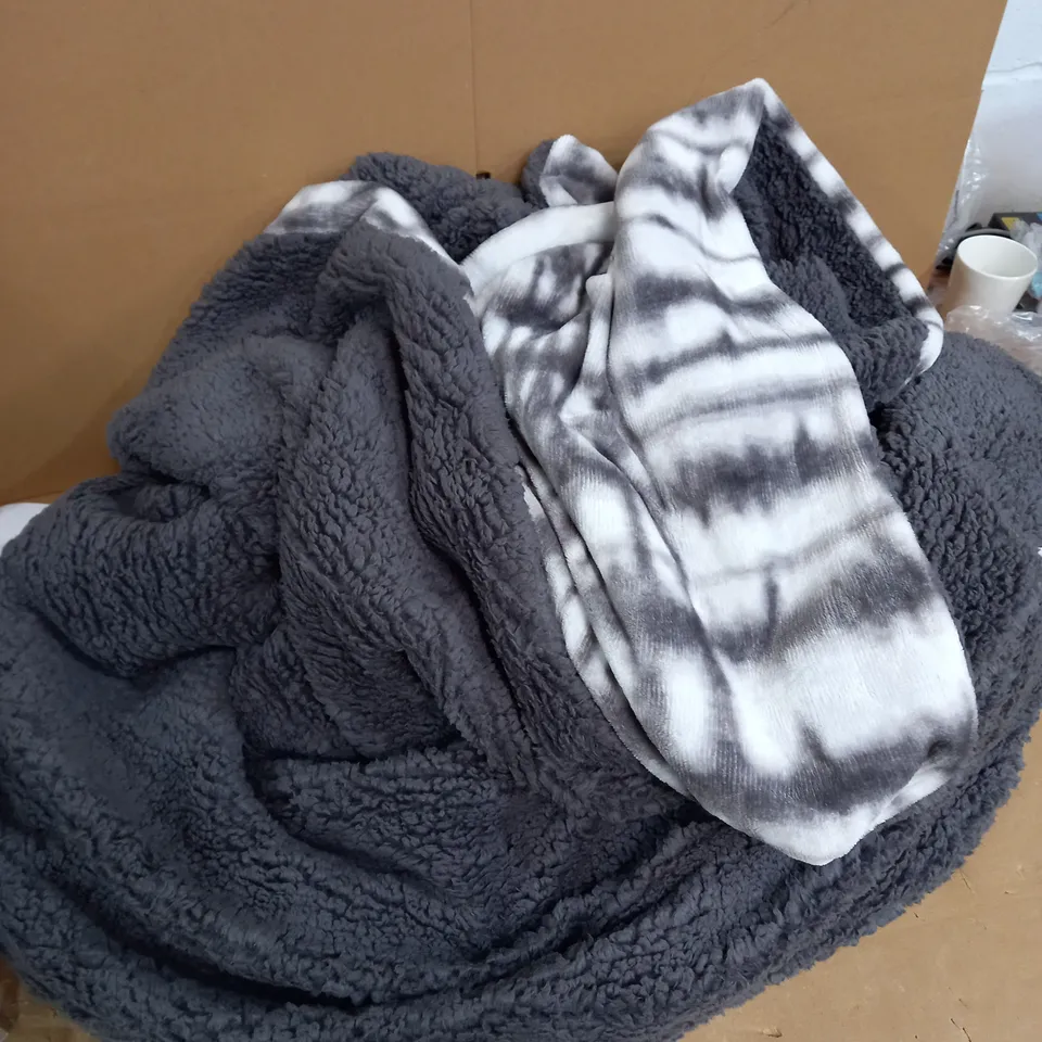 BOX OF COZEE HOME 4 SOFT DUVETS AND PILLOWCASE SET SIZE UNSPECFIED