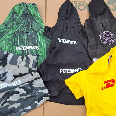 LARGE QUANTITY OF ASSORTED PETEMENTS DOG CLOTHING IN VARIOUS SIZES 