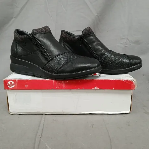 BOXED PAIR OF RIEKER DOUBLE ZIP LEATHER SHOES IN BLACK SIZE 6.5